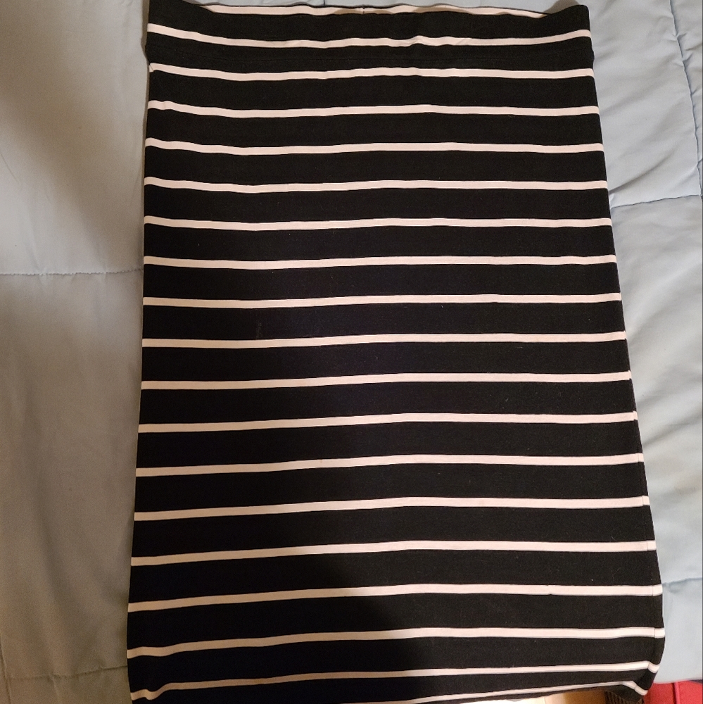Stretchy black and white skirt. Lots of life left. Super comfortable.